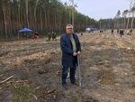 Dyrektor Genralny GDOŚ Andrzej Dworzak w czasie sadzenia lasu